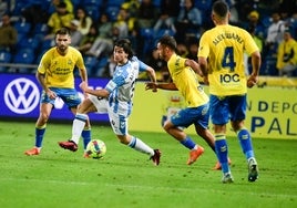 Álex Calvo se gira con el balón en el partido de este sábado.