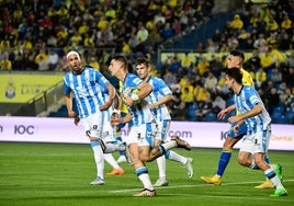 Fran Sol se dirige al centro del campo tras marcar el 1-1 de penalti.