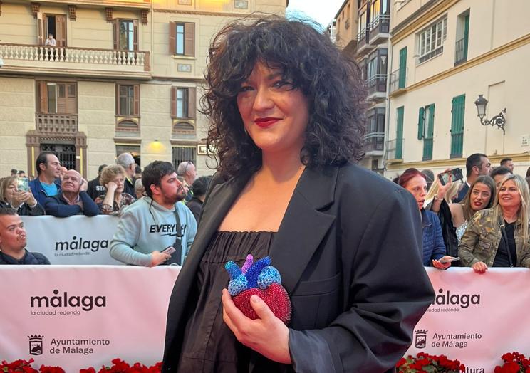 Alicia Gutiérrez lució un sobrio e impoluto Loewe en negro que coronó con un divertido clutch con forma de corazón. Sin duda el bolso más especial de la noche. El mismo que se convirtió hace dos años en el accesorio viral del desfile de Gucci y que acaparó miradas en los Oscar de 2021 con Celeste Waite.