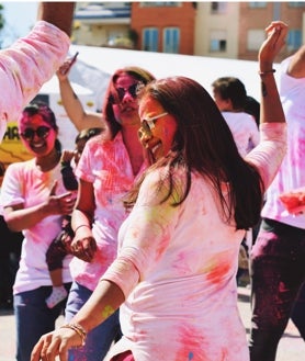 Imagen secundaria 2 - El Holi, una unión cultural que tiñe de color Benalmádena