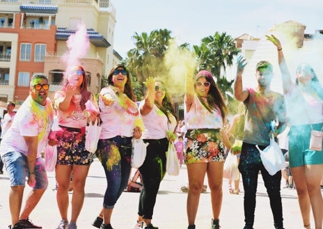 Imagen secundaria 1 - El Holi, una unión cultural que tiñe de color Benalmádena