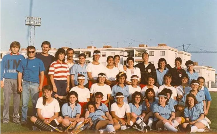 Imagen principal - Arriba, con algunas de las promesas femeninas en las escuelas de Carranque; abajo a la izquierda, con el Hockey Benalmádena; abajo a la derecha, Pérez, con sus amigos del equipo de hockey de amigos de la Escuela Francisco Franco .