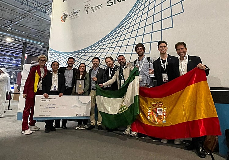 Los seis emprendedores españoles que han participado en el concurso, junto a representantes de Andalucía Emprende.