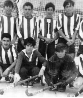 Imagen secundaria 2 - Arriba, con algunas de las promesas femeninas en las escuelas de Carranque; abajo a la izquierda, con el Hockey Benalmádena; abajo a la derecha, Pérez, con sus amigos del equipo de hockey de amigos de la Escuela Francisco Franco .