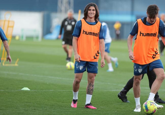 Álex Calvo, muy sonriente en el entrenamiento de este lunes