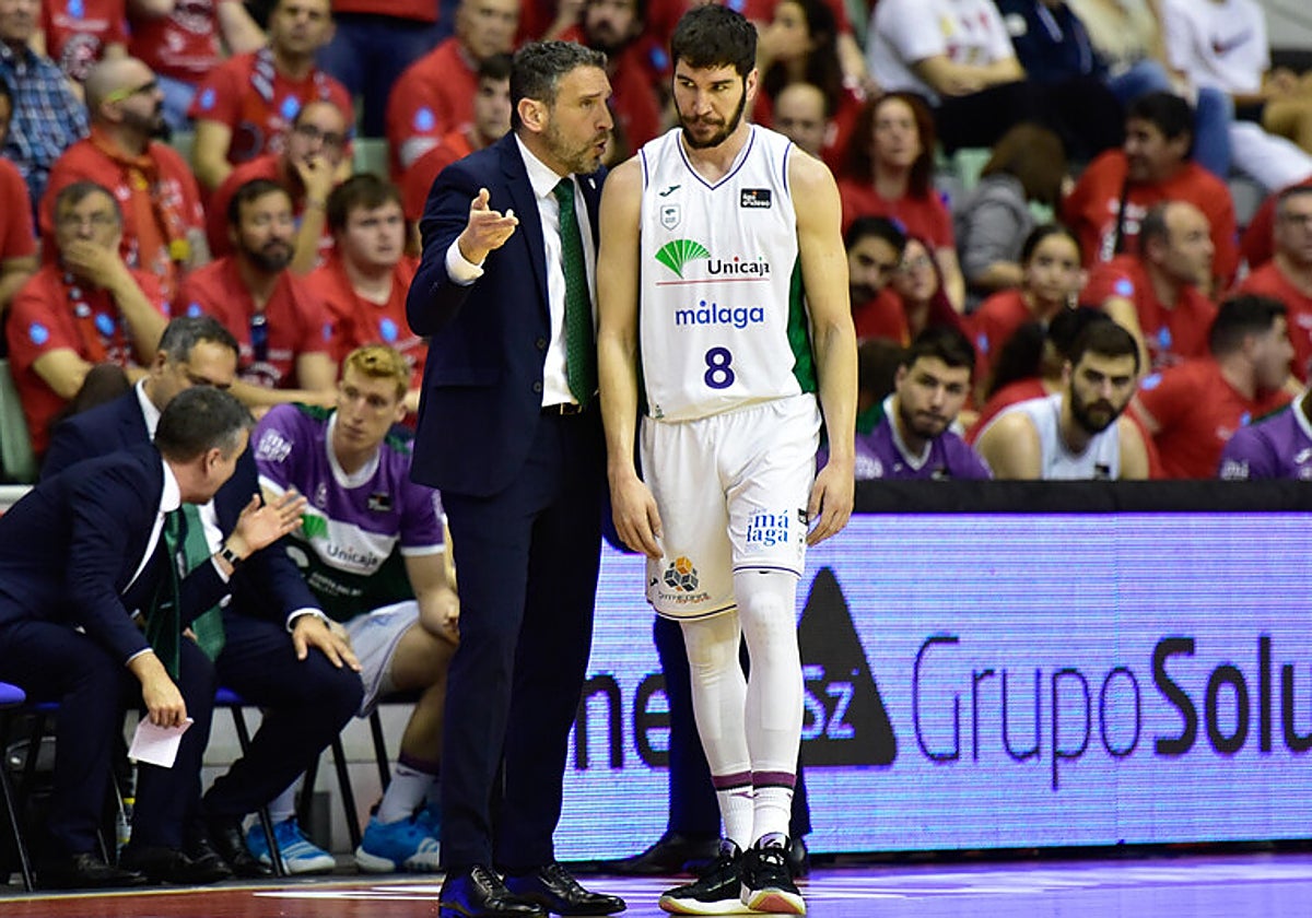 Ibon Navarro da instrucciones a Darío Brizuela.