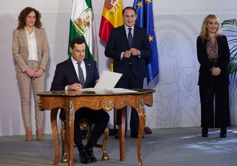 La Junta y los agentes sociales firman un pacto para desplegar «el mayor escudo social de la historia en Andalucía»
