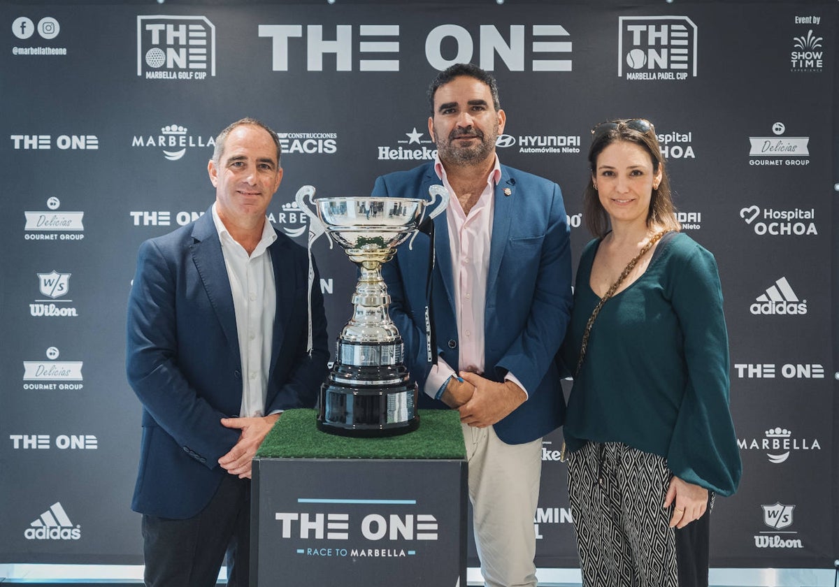 Saracho, Cardeña y Valle, con el trofeo.