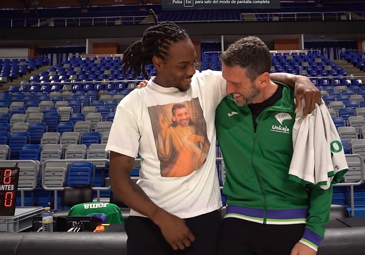 Ibon Navarro se ríe al ver la camiseta con la que sus jugadores salieron al entrenamiento.