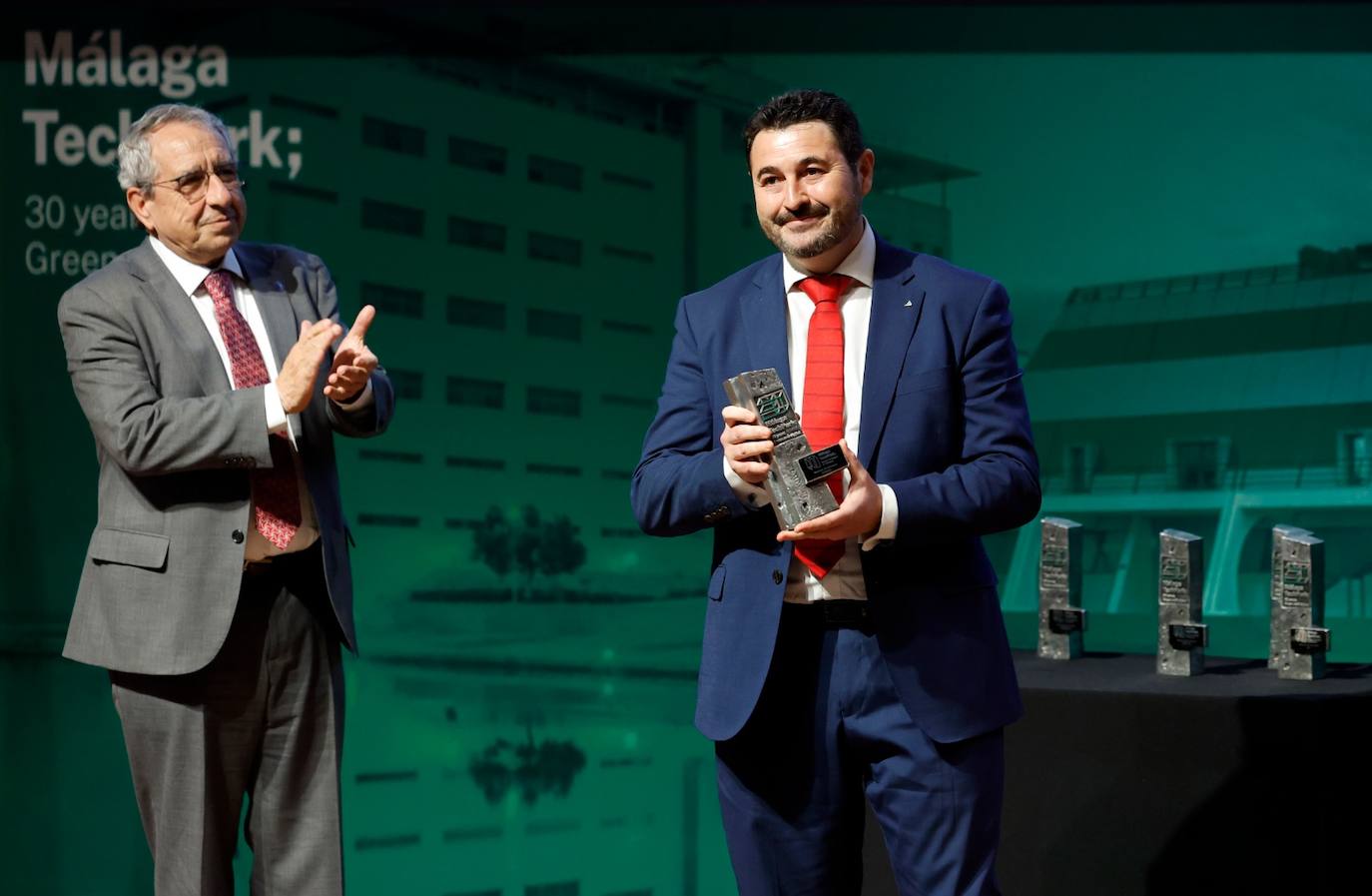 El rector de la UMA, José Ángel Narváez, con el director general de Dekra en Málaga, Alejandro Torrecilla. 