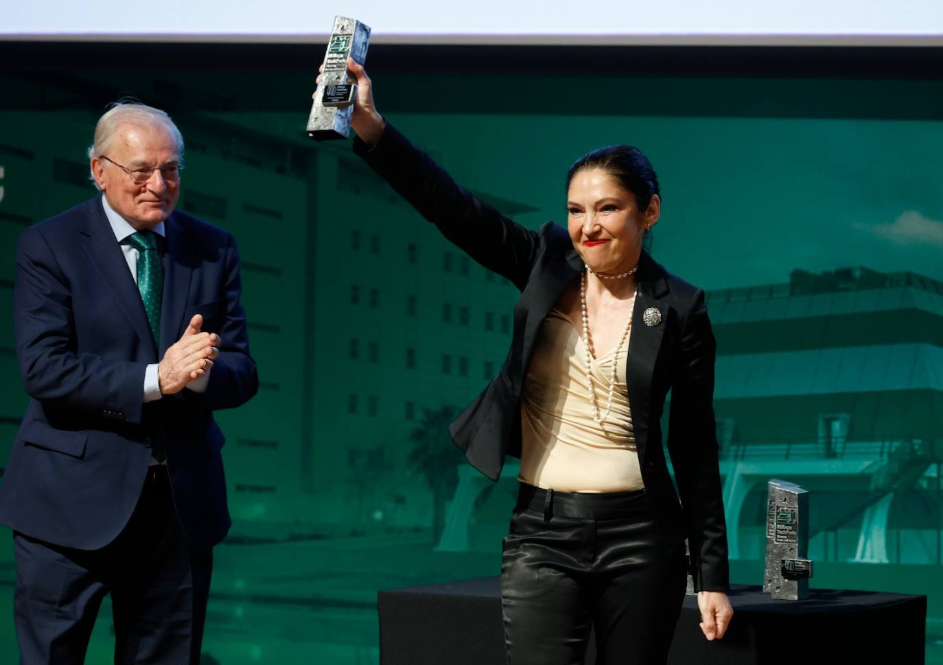 El presidente de Unicaja, Manuel Azuaga, entrega el premio a Ana López, la head of technology delivery center de Indra. 