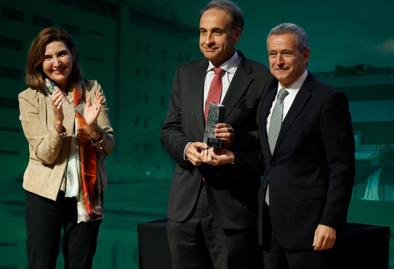 La consejera de empleo, Rocío Blanco, entrega el premio a Antonio Gómez-Guillamón y Vicente Padilla, socios fundadores de Aertec Solutions