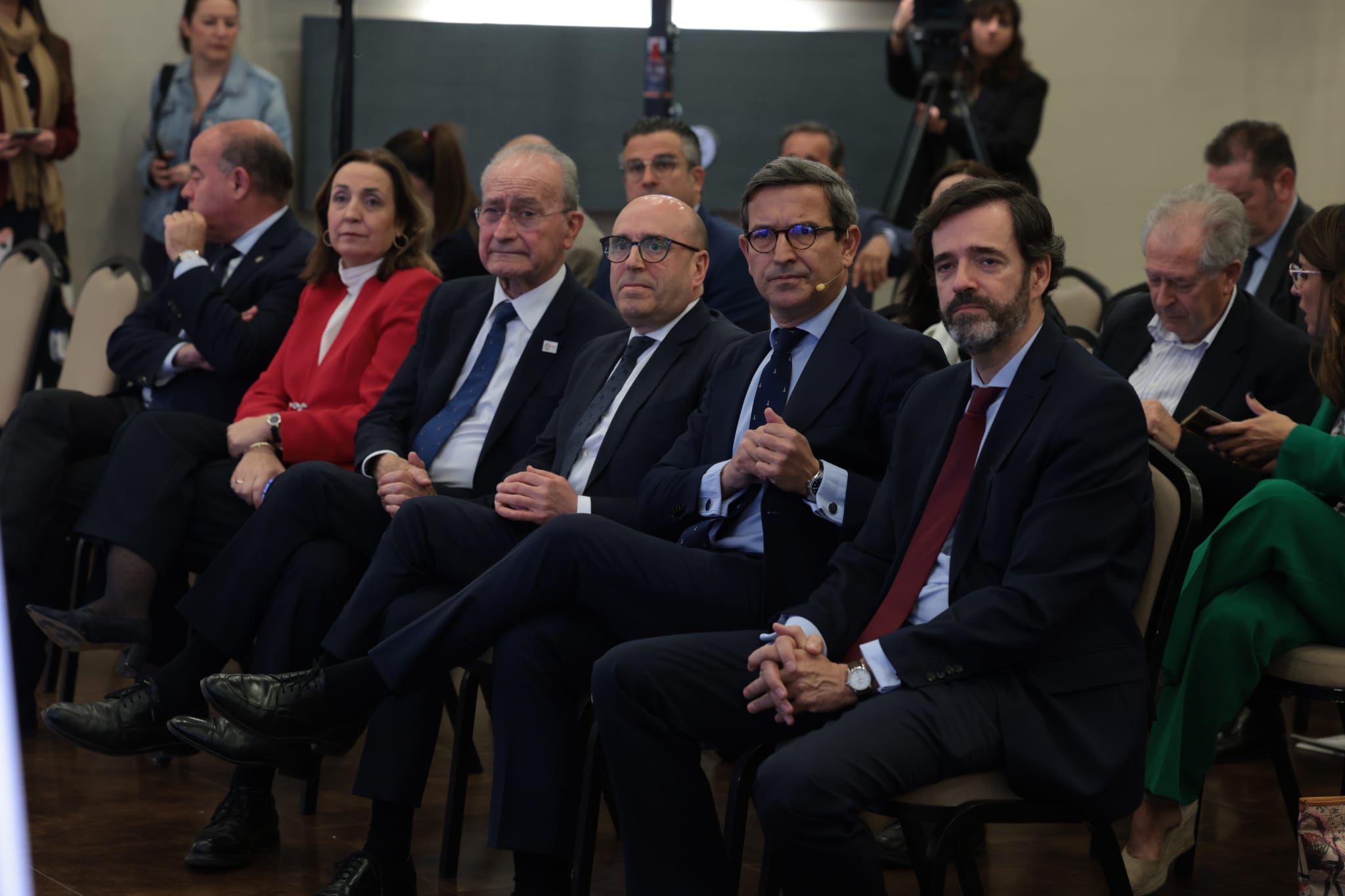 En primer plano, de derecha a izquierda, el director general de Prensa Malagueña, Antonio González; el consejero de Política Industrial y Energía de la Junta de Andalucía, Jorge Paradela; el consejero delegado de Cajasur, Joseba Barrena, y el alcalde de Málaga, Francisco de la Torre.