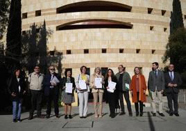 La consejera, Patricia del Pozo, con los representantes sindicales firmantes del acuerdo.