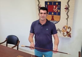 Carabantes, con la vara de mano del municipio en el salón de plenos.
