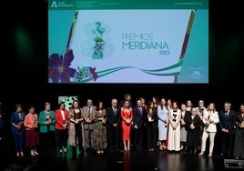 Foto de familia de las premiadas junto a las autoridades.