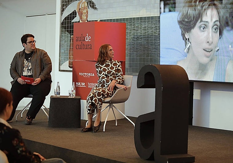 El periodista Alberto Gómez junto a María Barranco, que mira atenta una escena de la película.