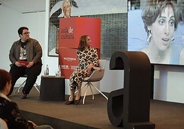 El periodista Alberto Gómez junto a María Barranco, que mira atenta una escena de la película.