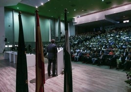 El salón de actos de Informática y Telecomunicación, con el aforo completo en el acto de homenaje a maestros y profesores jubilados.