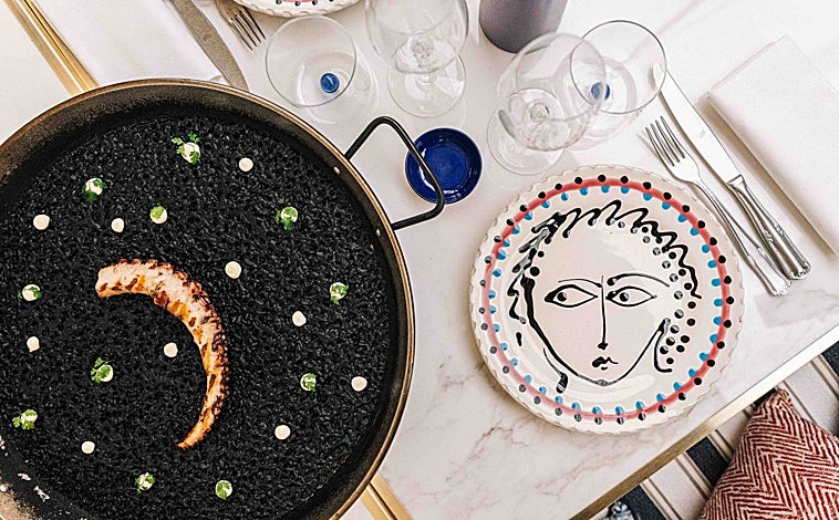 Imagen principal - Imagen del arroz de pulpo y las croquetas de atún, y parte de la sala del restaurante.