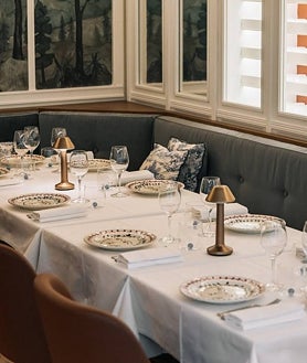 Imagen secundaria 2 - Imagen del arroz de pulpo y las croquetas de atún, y parte de la sala del restaurante.