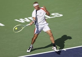 Alejandro Davidovich juega desde el fondo en el duelo ante Medvedev acabado en la madrugada de este jueves.