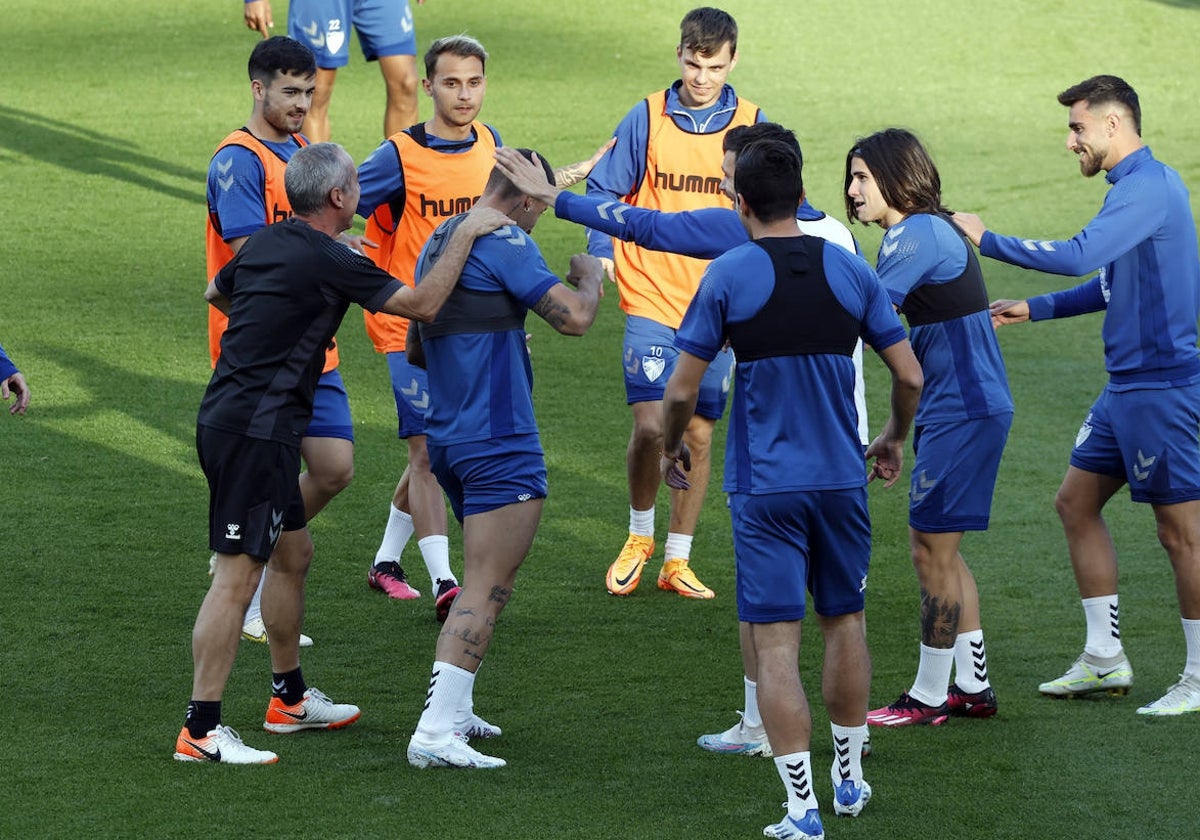 Los jugadores del Málaga, durante el entrenamiento de este jueves.