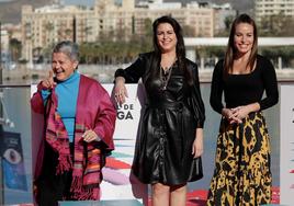 Magali Carrasquillo, Glorimar Marrero e Isel Rodríguez, en el Muelle Uno antes de la prensentación.