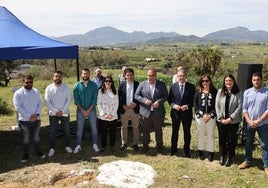 Acto de colocación de la primera piedra de las obras del sendero.