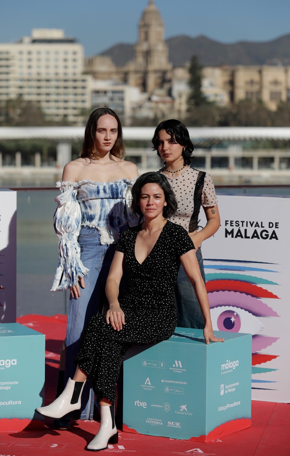 Un momento del photocall con el equipo de la película 'Las hijas', de Kattia G. Zúñiga. Con la presencia de la directora, las actrices Ariana Chaves Gavilán y Cala Rossel Campos, el productor y director de fotografía Alejo Crisóstomo, y los productores Isabella Gálvez Peñafiel y Said Isaa.