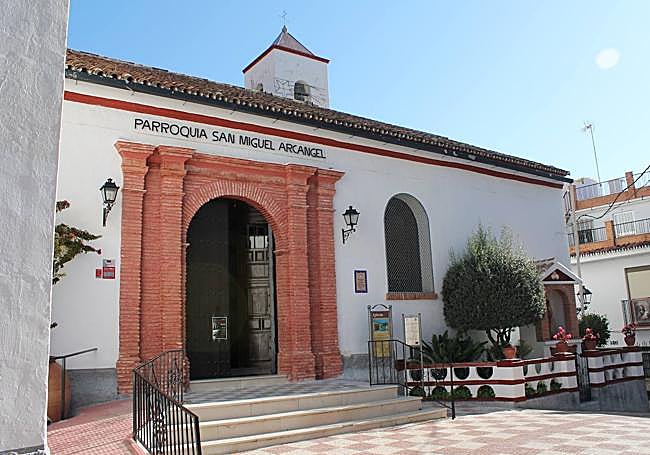 Iglesia. En el Barrio Alto también se encuentra la parroquia de San Miguel Arcángel.