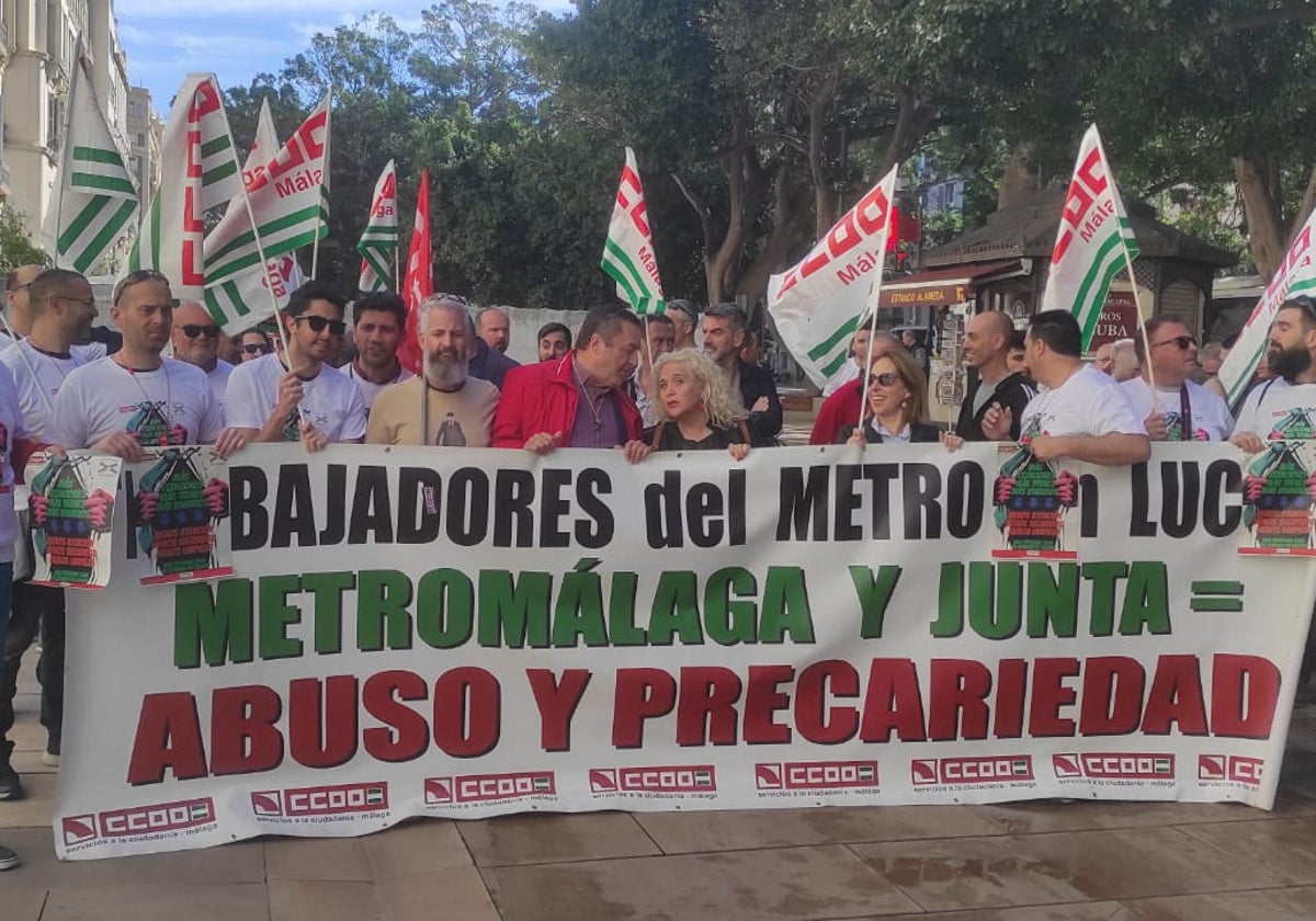 Concentración de trabajadores del metro junto a la estación Atarazanas.