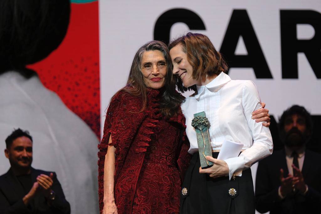 Carla Simón recibió el Premio Málaga Talent de manos de Ángela Molina