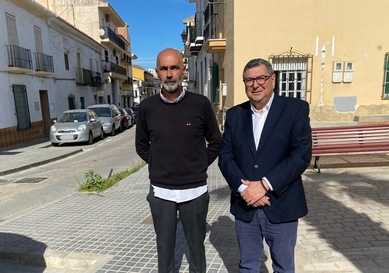 El edil de Infraestructuras, Juan García, y el alcalde veleño, Antonio Moreno Ferrer, en la calle Francisco Jiménez Puertas.
