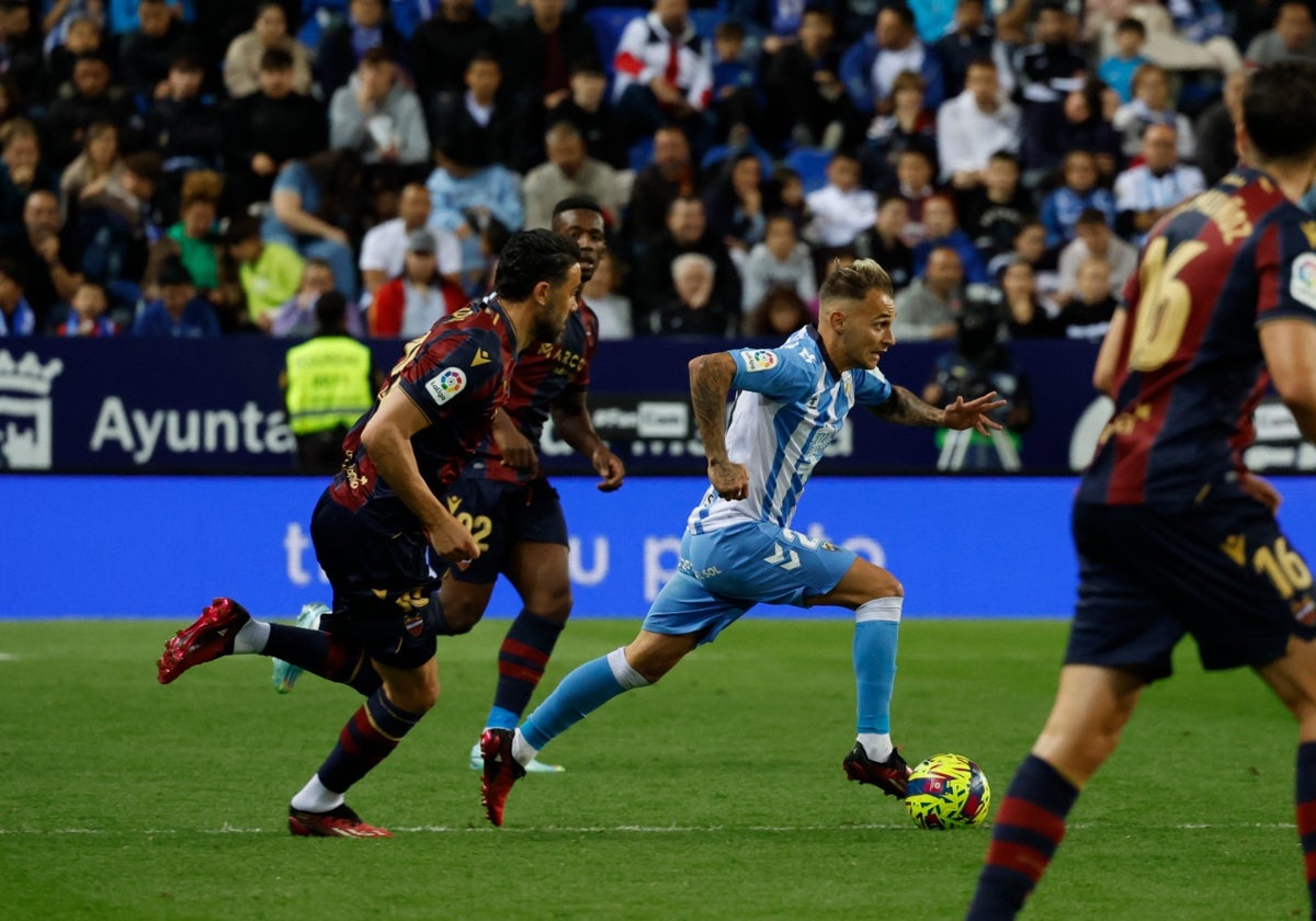 Fran Villalba, en un avance con la pelota en el duelo de este viernes.