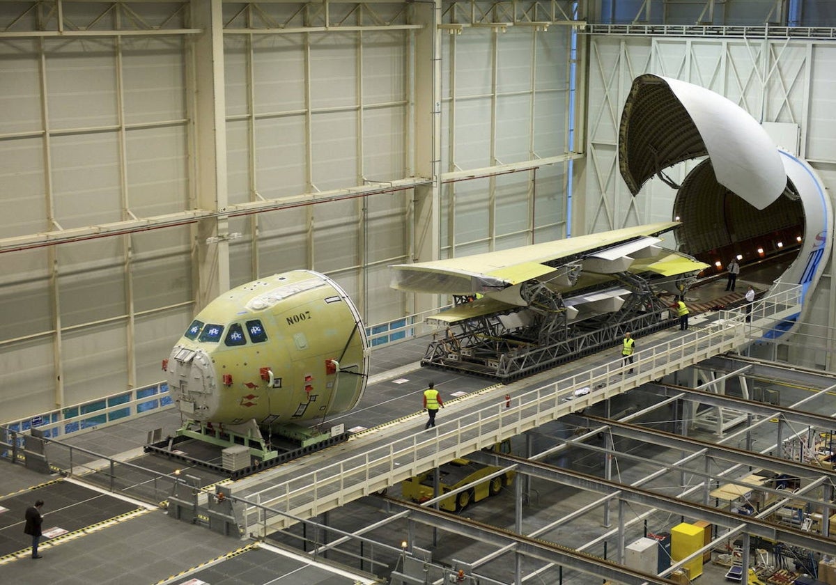 Ensamblaje de un avión militar en la fábrica de Airbus en Sevilla