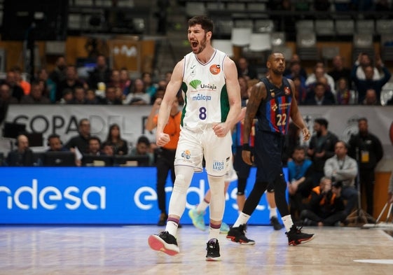 Brizuela celebra con rabia una canasta ante el Barcelona.