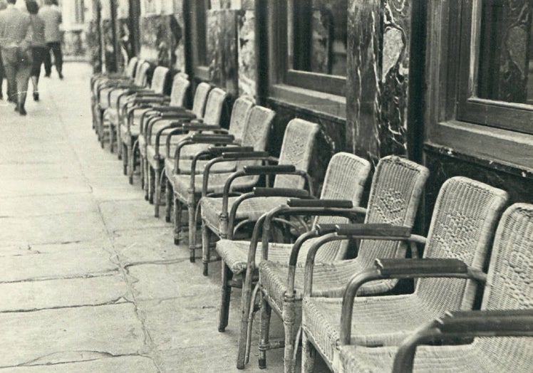 Fachada del Círculo Mercantil, con las sillas en la puerta, en plena calle Larios