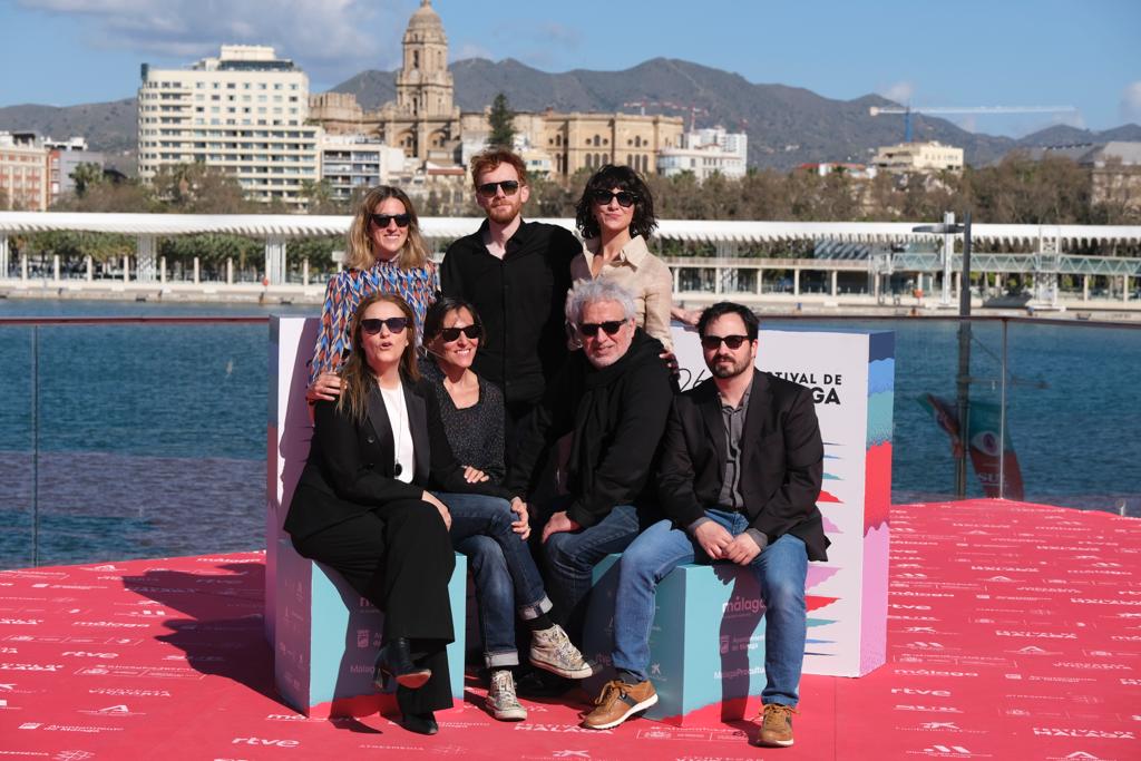 Photocall con el equipo de la película 'Como Dios manda', de la directora Paz Jiménez, con Leo Harlem, Stephanie Magnin, Daniel Pérez Prada, y las productoras Marta Velasco, y Andrea Barrionuevo.