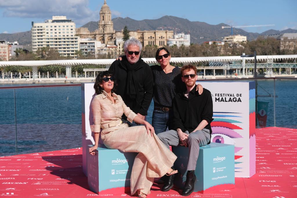 Photocall con el equipo de la película 'Como Dios manda', de la directora Paz Jiménez, con Leo Harlem, Stephanie Magnin, Daniel Pérez Prada, y las productoras Marta Velasco, y Andrea Barrionuevo.