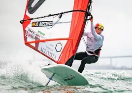 Antonio Medina, en una muestra de la espectacularidad de la clase iQFOiL de windsurf.