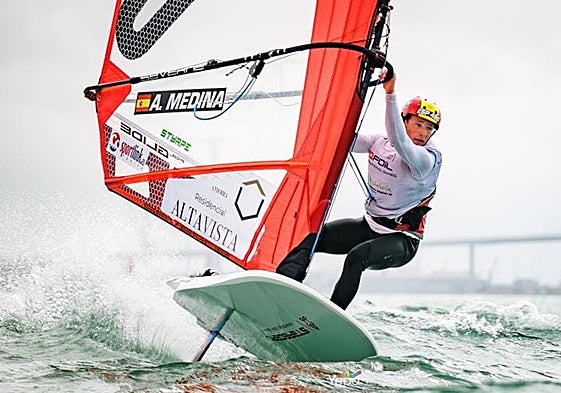 Antonio Medina, en una muestra de la espectacularidad de la clase iQFOiL de windsurf.