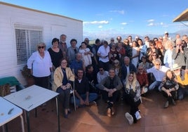 Foto de familia de los artistas participantes en el encuentro en Iznate.