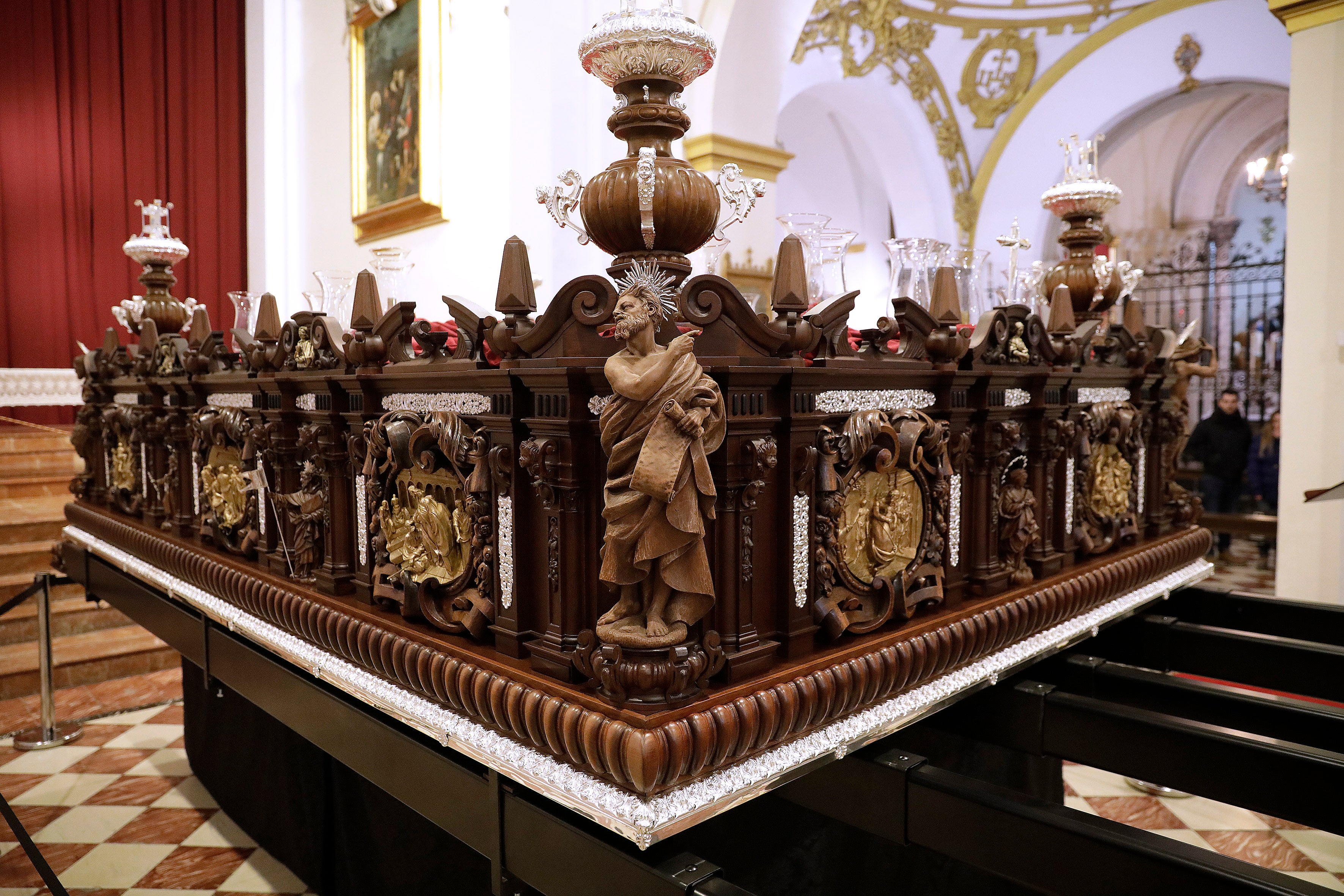 El conjunto presenta un cajillo rectangular, siguiendo la traza del anterior, aunque, en esta ocasión, contiene esculturas en las esquinas y relieves que se encuentran en los cuatro paños de la obra. En la foto, el profeta Isaías, obra de Suso de Marcos.