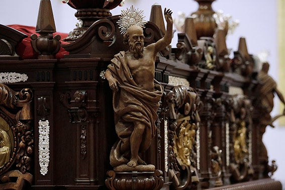 Representación del profeta Ezequiel, figura tallada en madera por el escultor Suso de Marcos, autor, igualmente, del Cristo del Perdón y del resto del grupo escultórico, a excepción de la Virgen de la Encarnación.