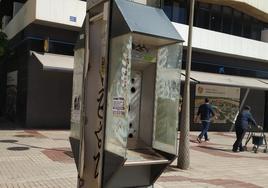 La cabina olvidada en la Avenida de Andalucía.