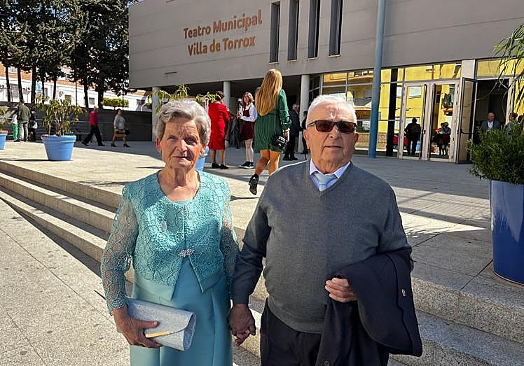 Imagen principal - Antonia Martín y Francisco Cortés; Isabel Alés y Juan Valle, y Ángeles Escudero y Antonio Cortés.