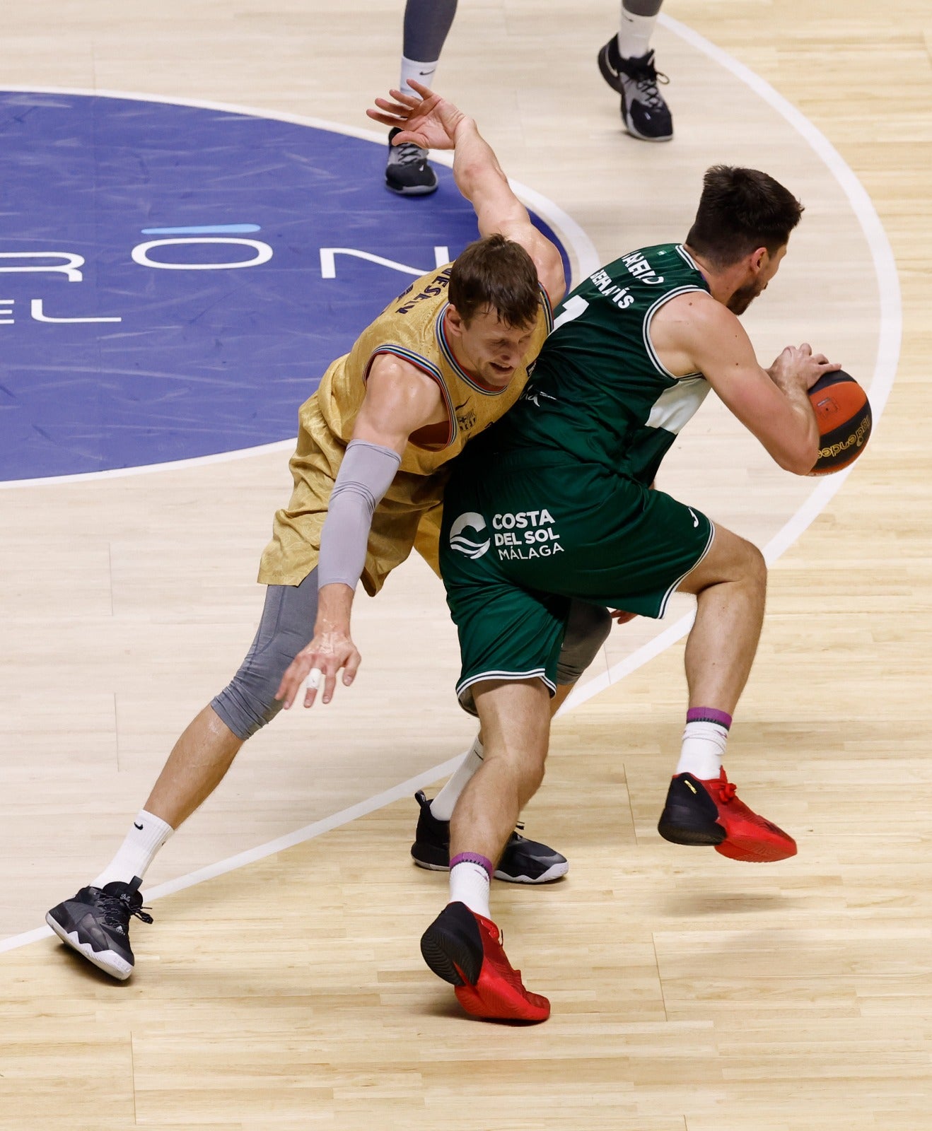 Las fotos del choque entre el Unicaja y el Barcelona