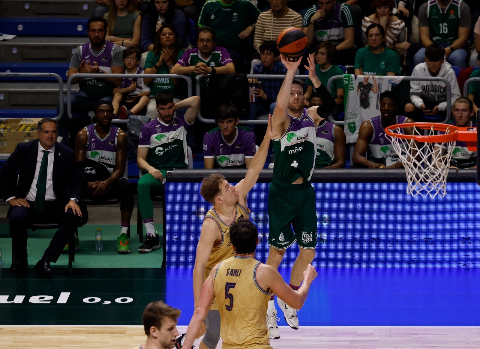 Las fotos del choque entre el Unicaja y el Barcelona