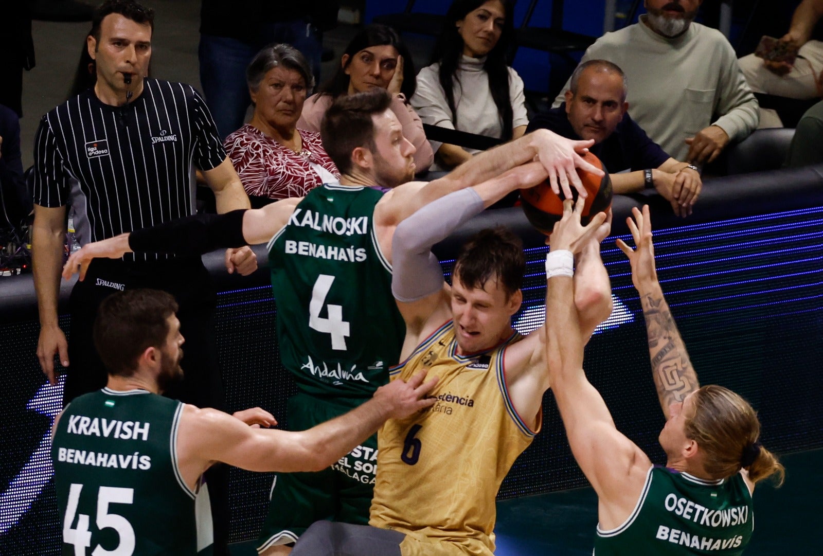 Las fotos del choque entre el Unicaja y el Barcelona